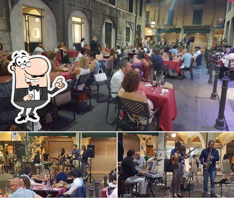 Dai un'occhiata agli interni di La Vineria