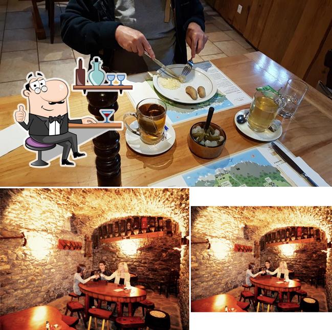 Siediti a un tavolo di Caveau La Vouettaz