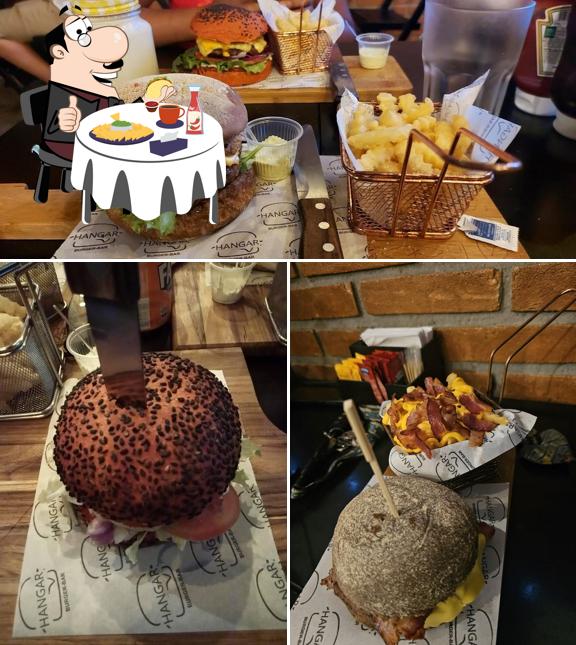 Delicie-se com um hambúrguer no Hangar Burger Bar