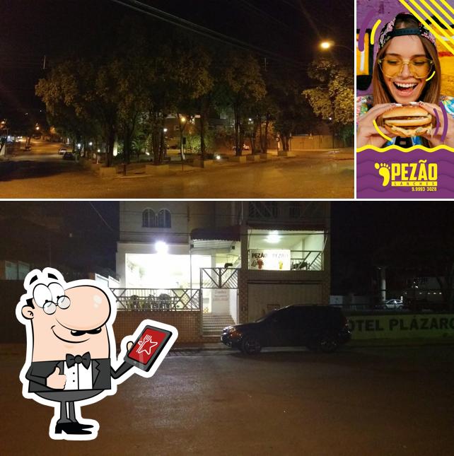Esta é a imagem mostrando exterior e comida no Pezão Lanches