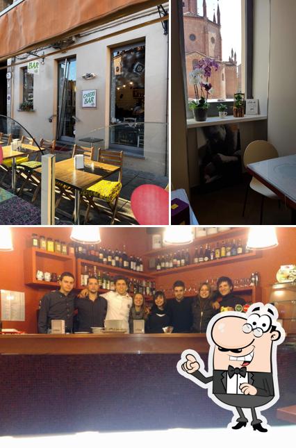 La interni e bancone da bar del ristorante