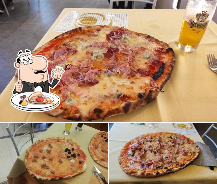Scegli una pizza a Pizzeria La Perla