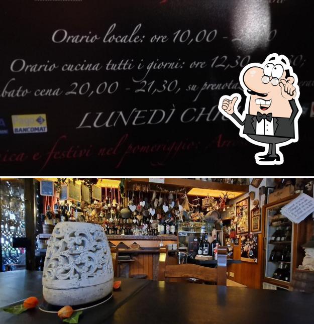 Dai un'occhiata agli interni di Aquila Nera Enoteca