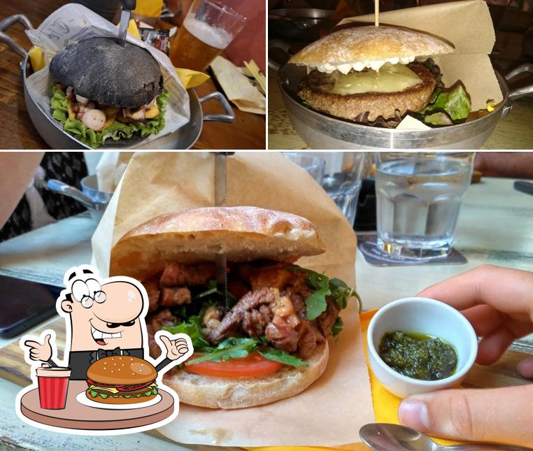 Ordina uno dei tipi di hamburger disponibili a Barkollo winepub