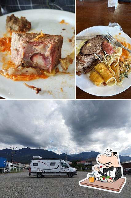 A comida e exterior do restaurante