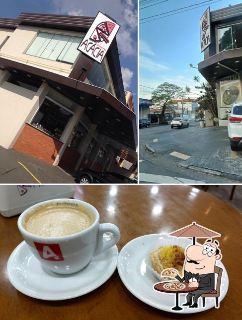 A ilustração a Padaria Acácia’s exterior e bebida