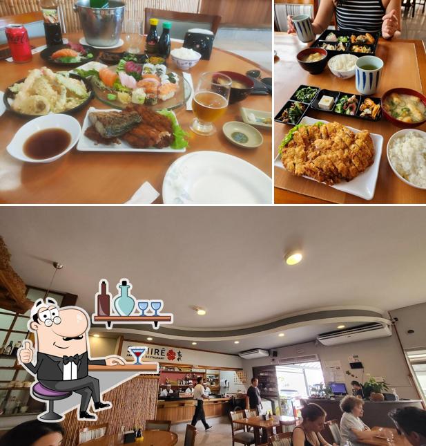 Sente em uma das mesas no Sumirê Japanese Restaurant