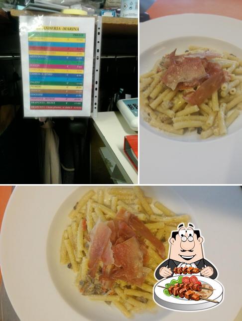 La cibo e interni del ristorante