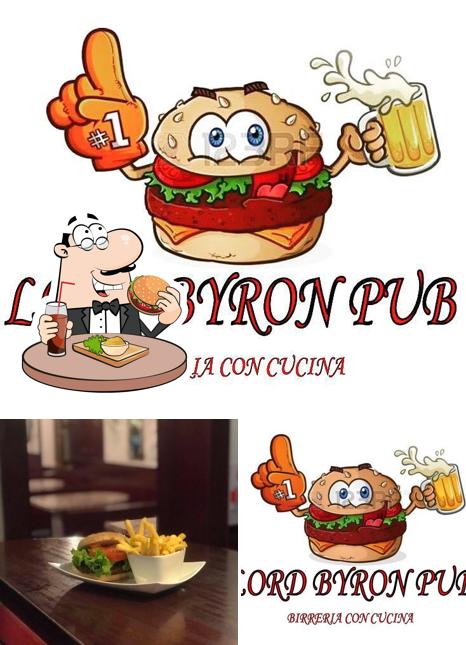 Prenditi un hamburger a Lord Byron Pub