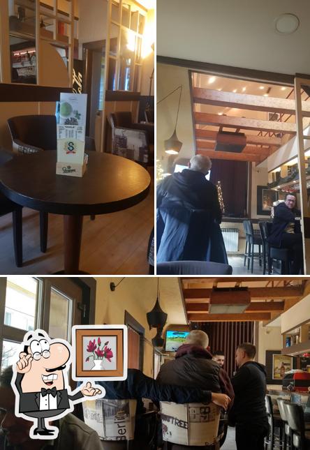 Siediti a un tavolo di Caffe Bar Charlie