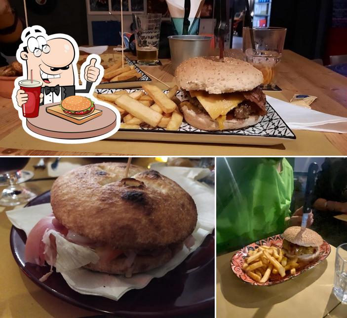 Ordina uno dei tipi di hamburger serviti a Strafess