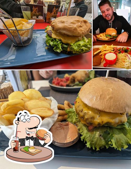 Ordina un hamburger a Bistro Kavon