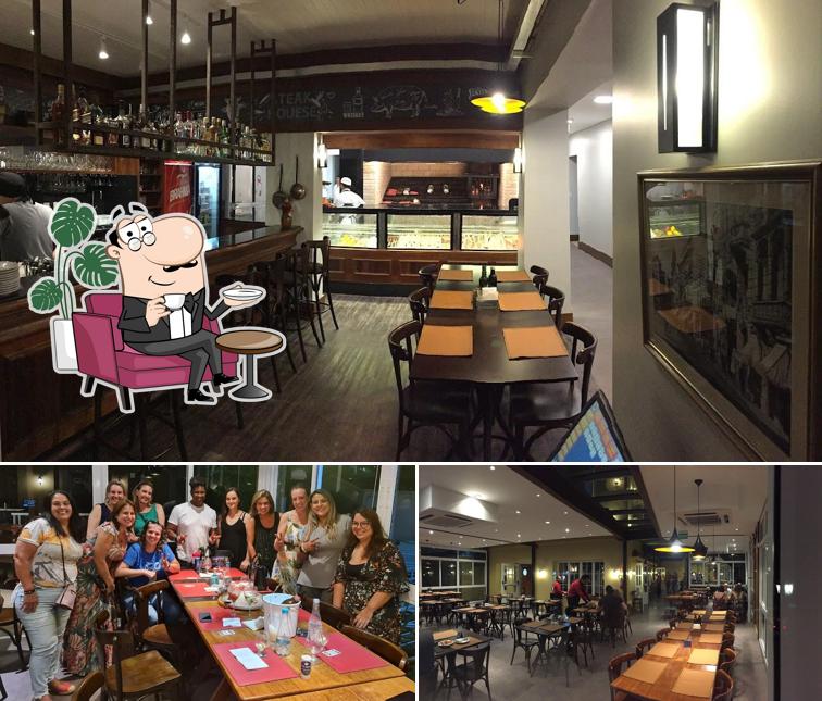 Sente em uma das mesas no Barranquinho