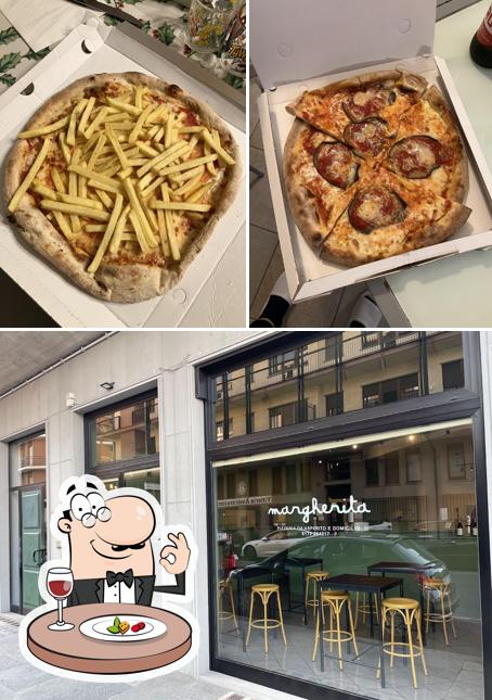 Questa è la foto che presenta la cibo e interni di MARGHERITA PIZZERIA