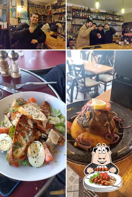 Parmi les diverses choses de la nourriture et la intérieur, une personne peut trouver sur Hashtag café