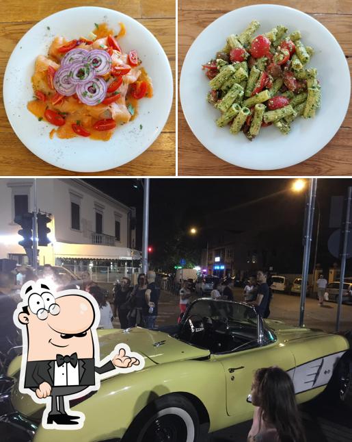La immagine di interni e esterno da bar In Mezz'A Campi