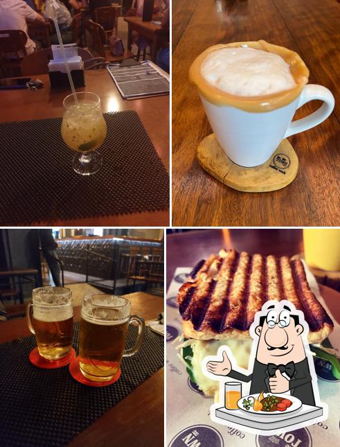 Comida em The Town Bar e Café