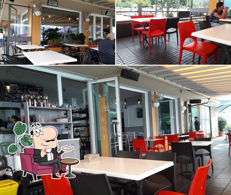 Dai un'occhiata agli interni di L'idrovolante Café