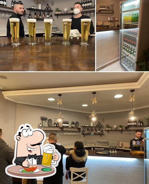 Puoi ordinare un rinfrescante bicchiere di birra chiara o scura