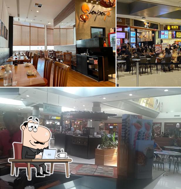 Sente em uma das mesas no Japatê