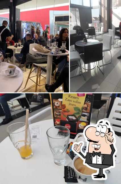 La immagine di interni e cibo da Select café & pizzeria