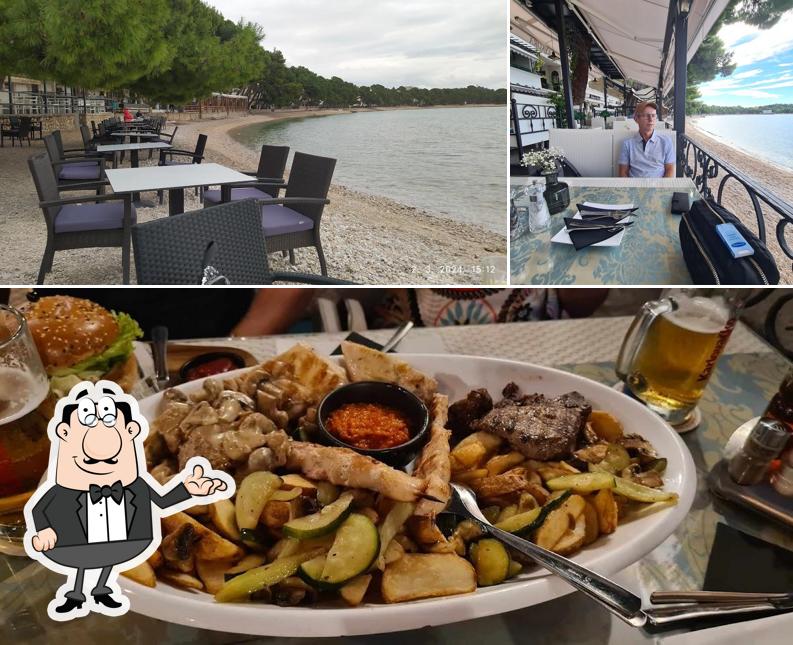 Questa è la immagine che raffigura la interni e cibo di Restoran Ankora