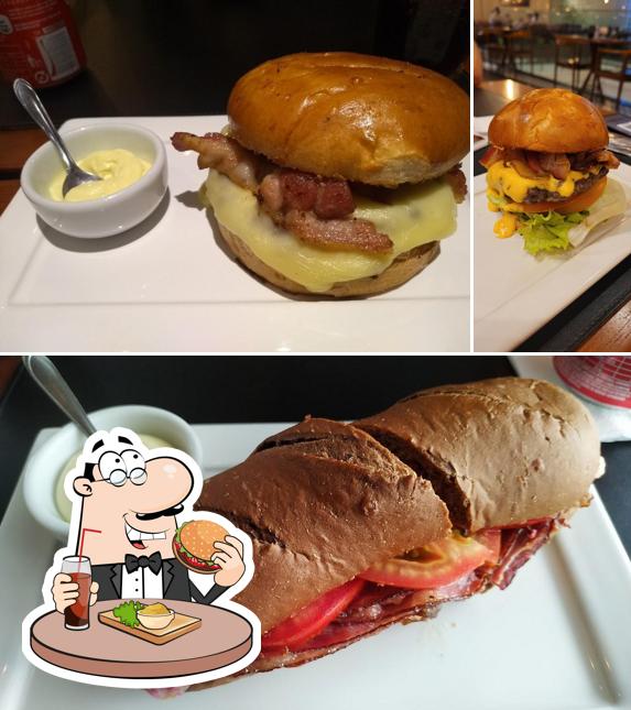 Delicie-se com um hambúrguer no Meister Willi Padaria e Confeitaria