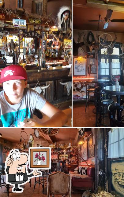 Siediti a un tavolo di Bar Buffet Stazione