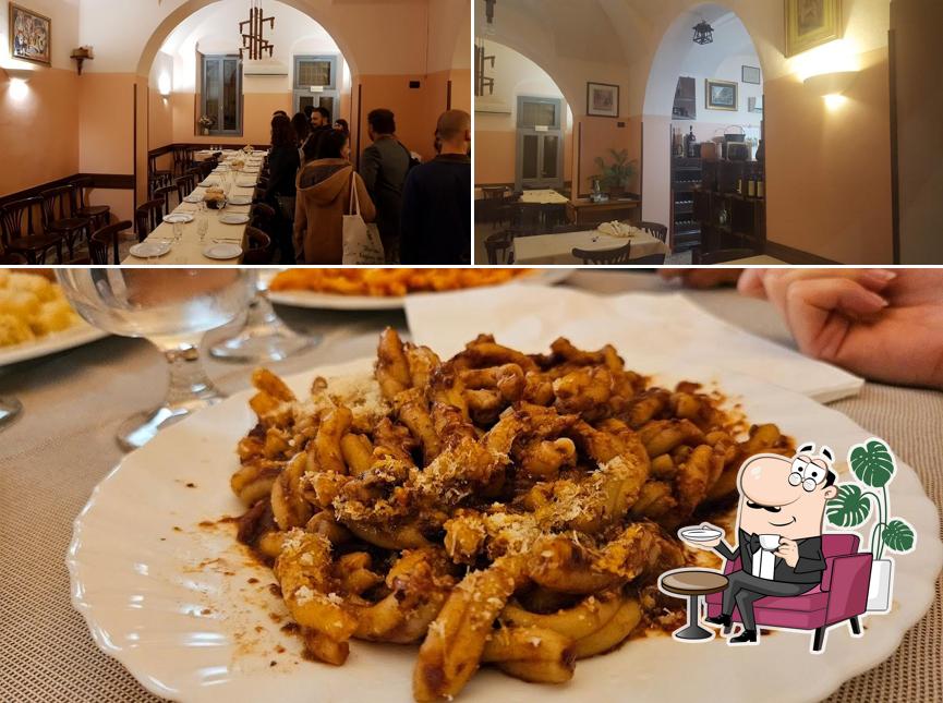 Siediti a un tavolo di Antica Hostaria della Lanterna