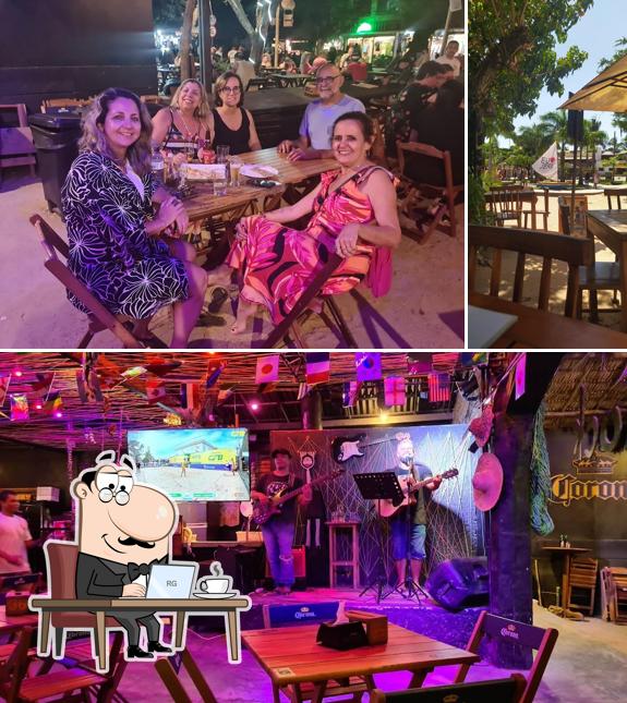 Sente em uma das mesas no Piratas da Vila Jeri