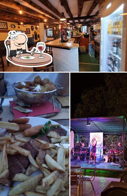 Questa è la foto che raffigura la cibo e interni di Clover Music-Pub & Food
