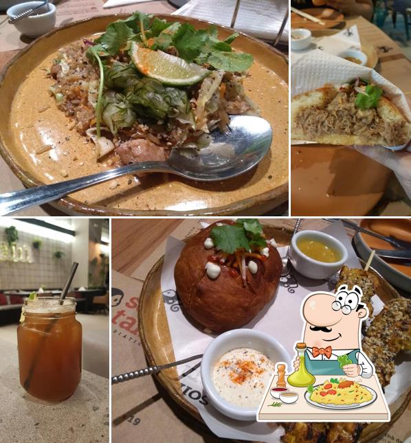 Sanduíche de carne de porco desfiada em Som Tam Cozinha Asiática