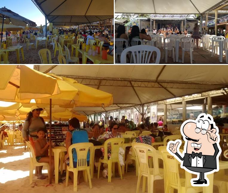Sente em uma das mesas no Axé Moi Complexo de Lazer