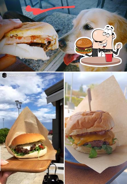 Gustati uno dei tipi di hamburger proposti a Oscialè Street Food