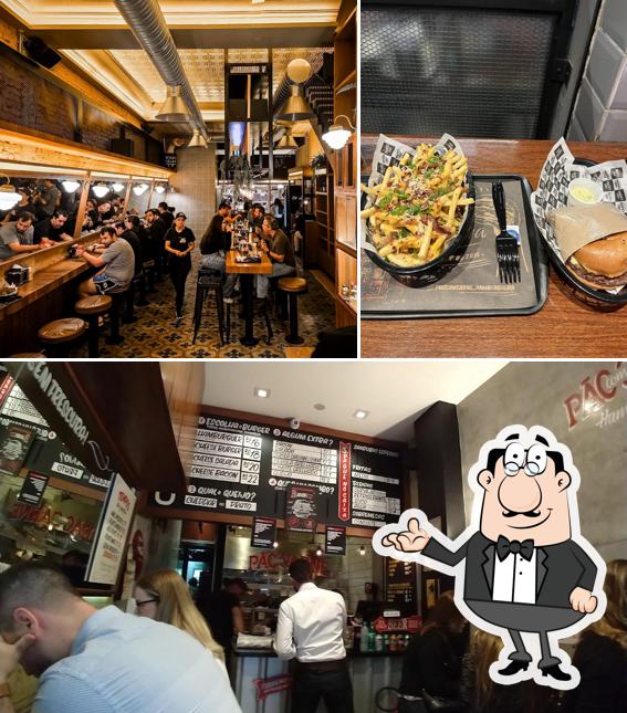 Sente em uma das mesas no Pão com Carne Hamburgueria