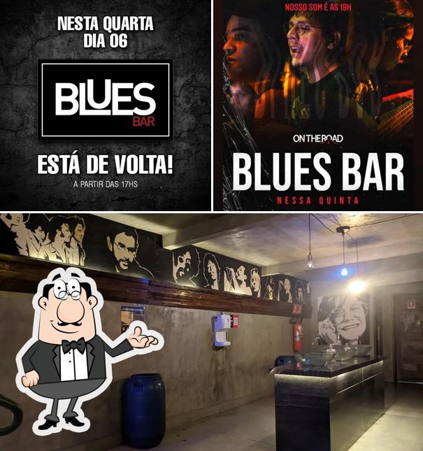 Sente em uma das mesas no Blues Bar