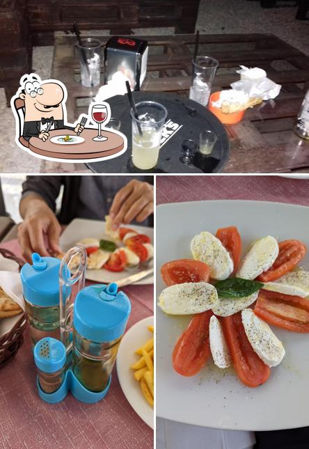 Questa è la immagine che raffigura la cibo e bevanda di Red cooffe