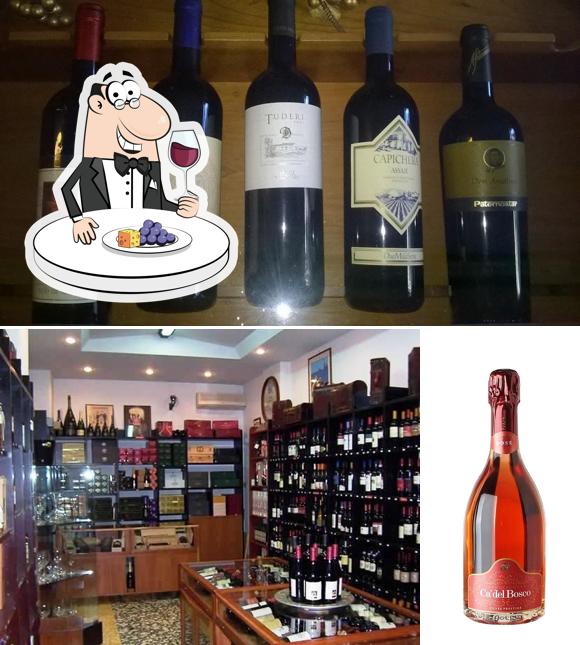 È gradevole godersi un bicchiere di vino a Enoteca Carotenuto