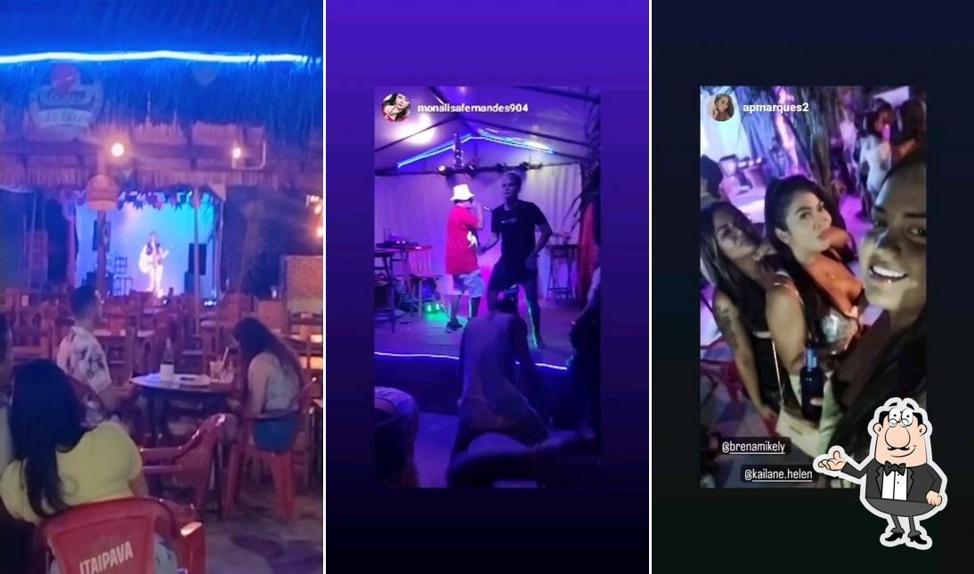 Sente em uma das mesas no Boteco do Dico