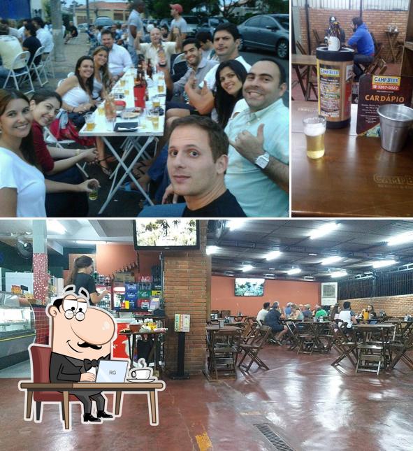 Sente em uma das mesas no Camp Beer Bebidas & Espetinhos