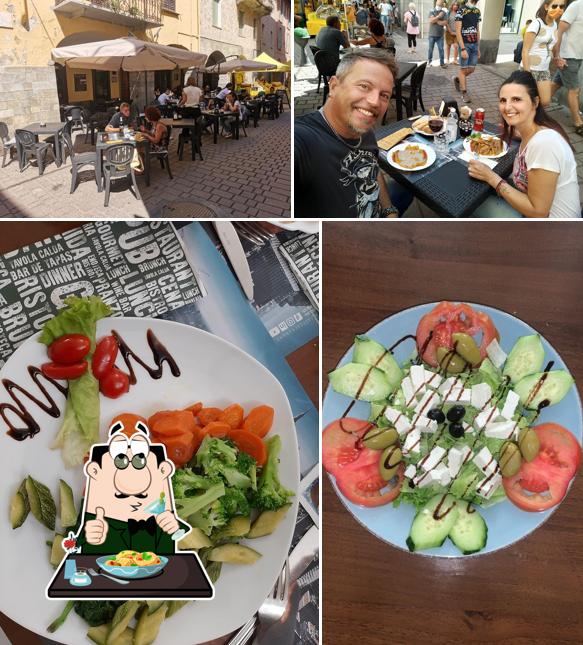 Al Bistrò Enotecafé si caratterizza per la cibo e interni