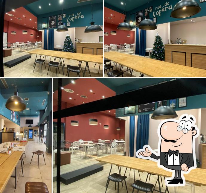 Siediti a un tavolo di Rue de l'Opéra