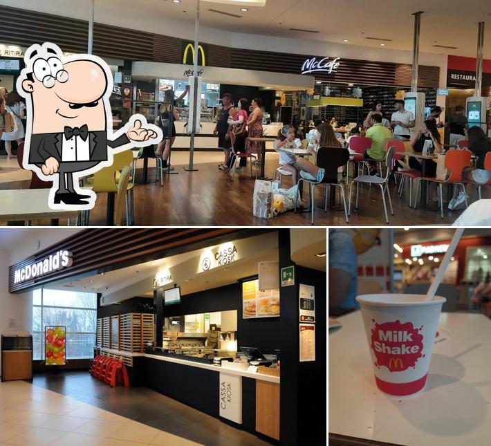 Siediti a un tavolo di McDonald's