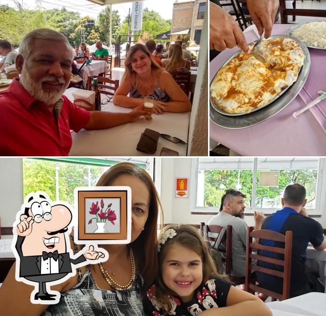 Sente em uma das mesas no Portal do engenho Restaurante Piracicaba