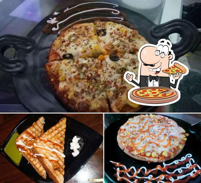 Try out pizza at Anand Cafe