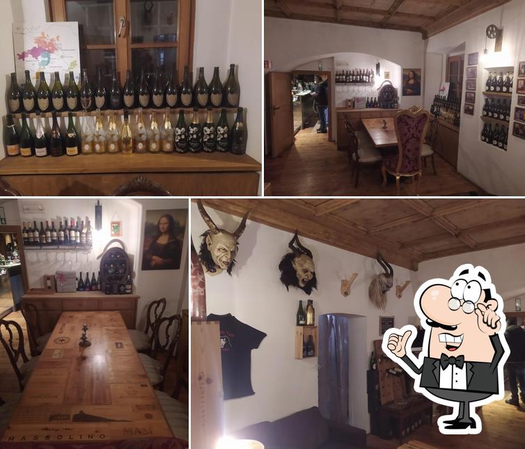 Siediti a un tavolo di Bar Goldenes Kreuz