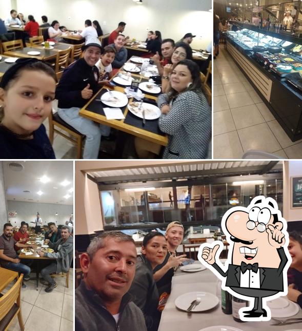 Sente em uma das mesas no Faxa Grill