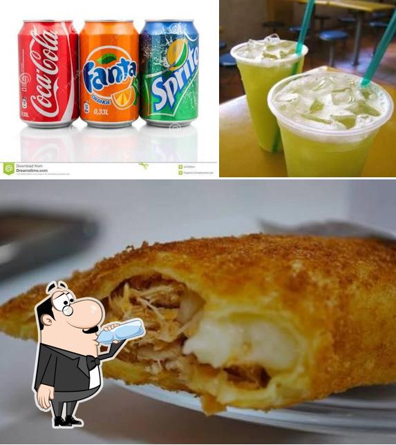 Dê uma olhada a imagem apresentando bebida e comida a Mmrr Pastelaria