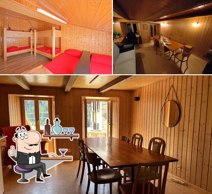 Siediti a un tavolo di Coliving Hostel Petit Vélan