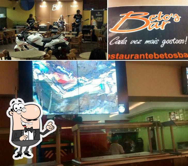 Esta é a ilustração apresentando interior e quadro-negro no Beto's Bar